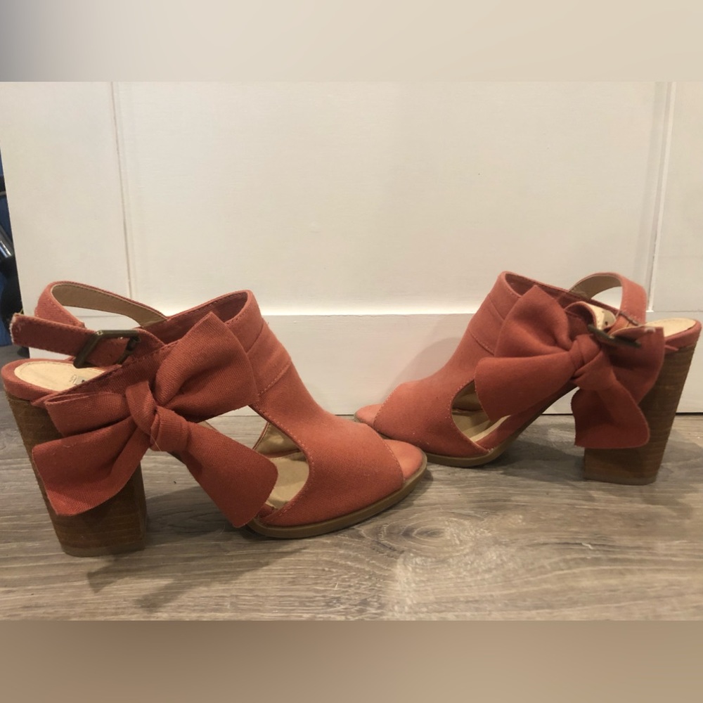 Adorable pink bow sandals